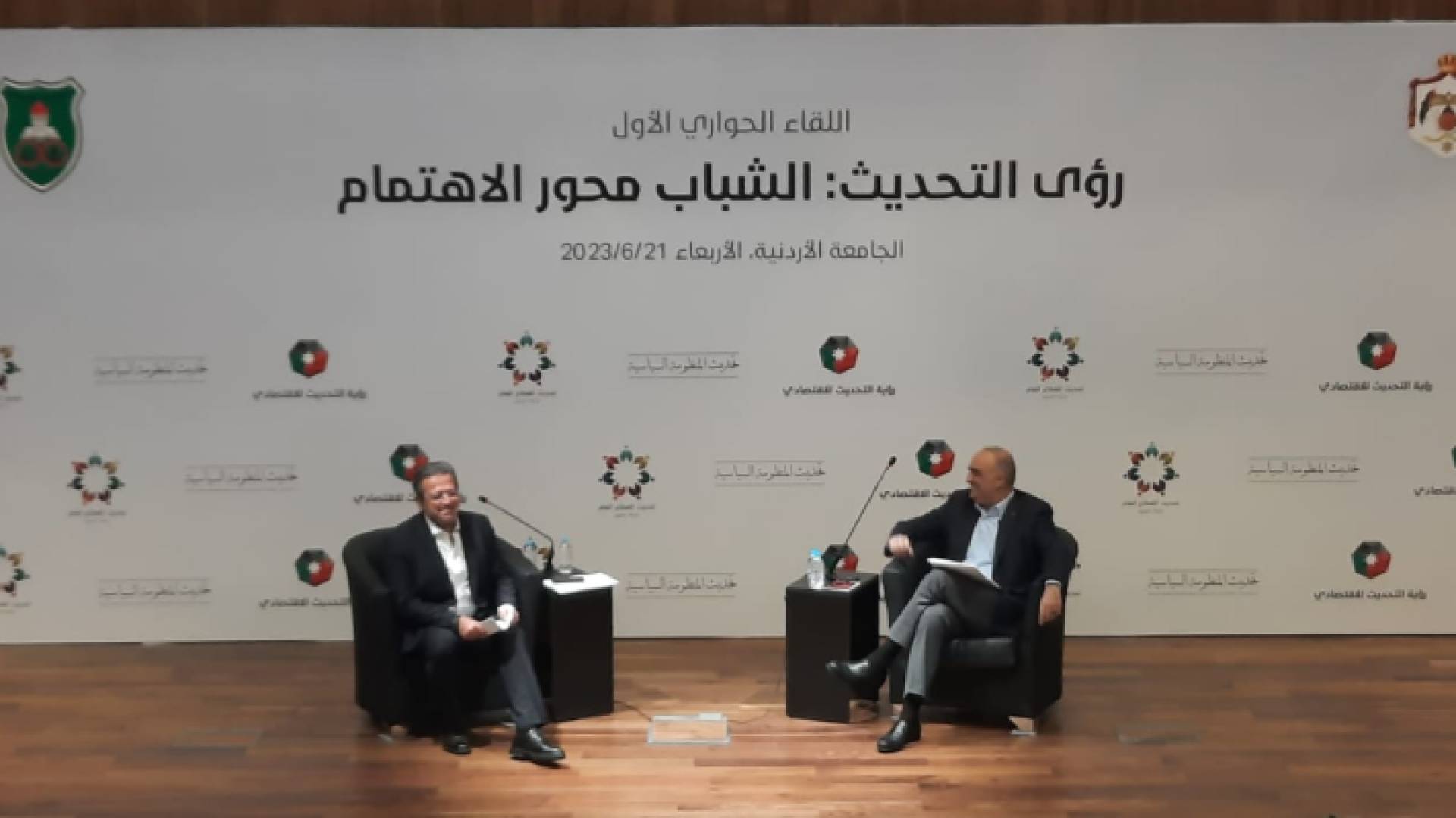 رئيس الوزراء بشر الخصاونة أثناء اللقاء الحواري مع الشباب في الجامعة الأردنية