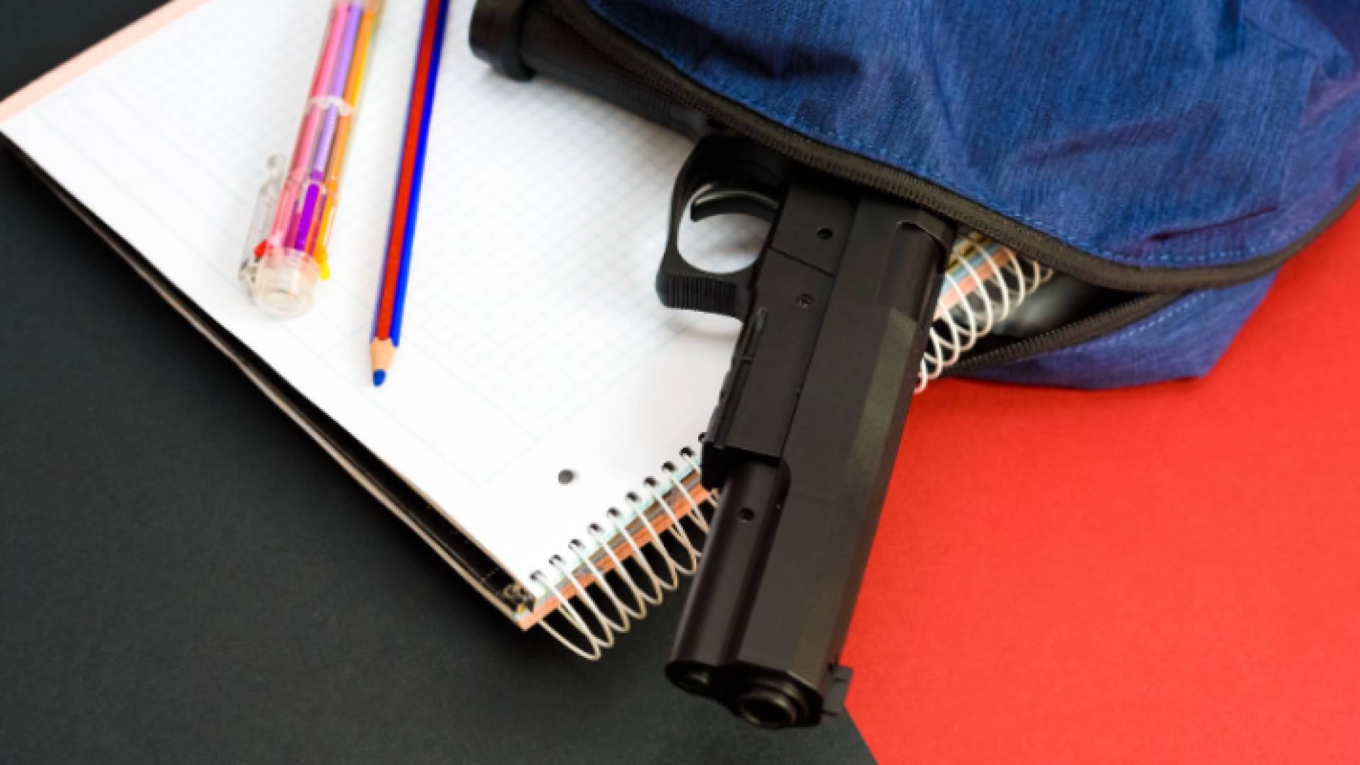 سلاح ناري في حقيبة طالب