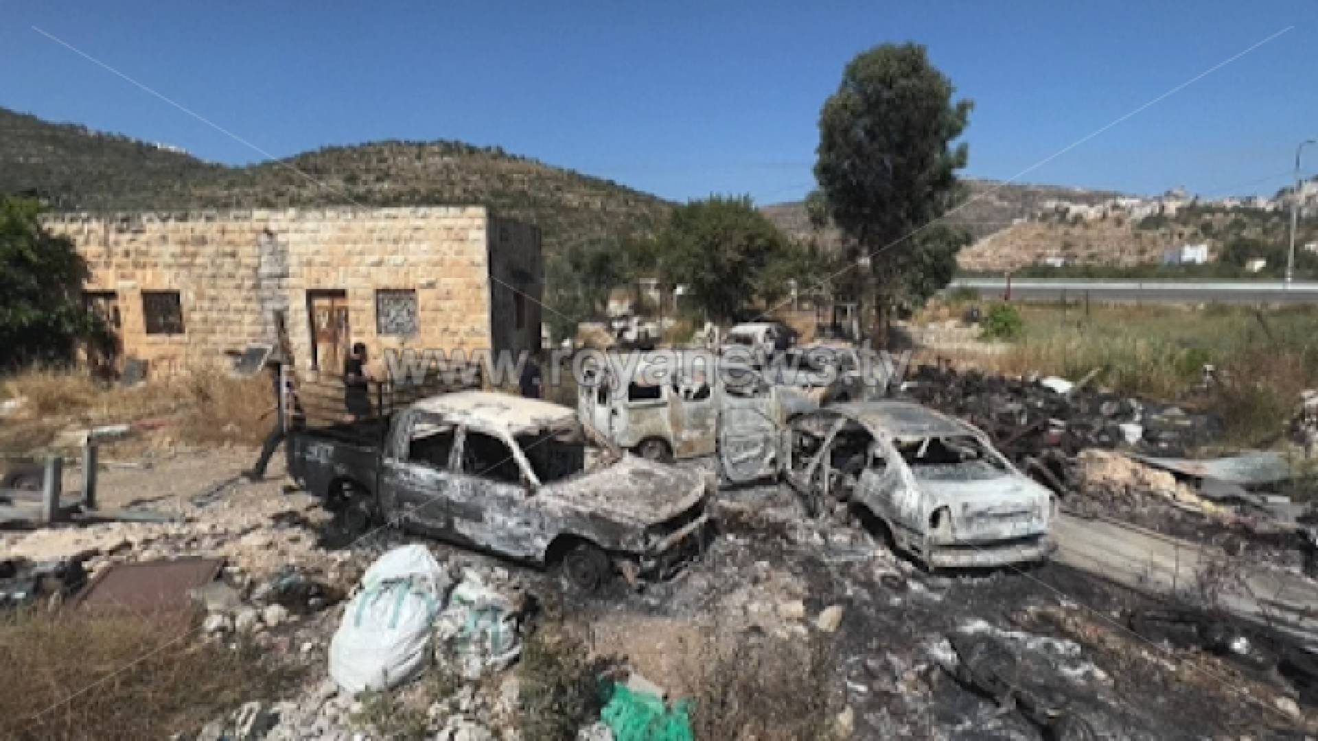 مركبات بعد التهام النيران مركباتهم