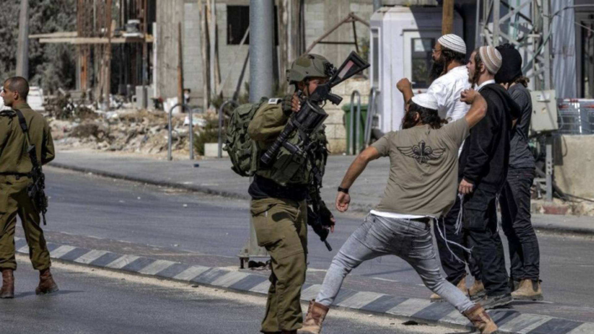 مستوطنون يهاجمون الفلسطينيين بحراسة جيش الاحتلال