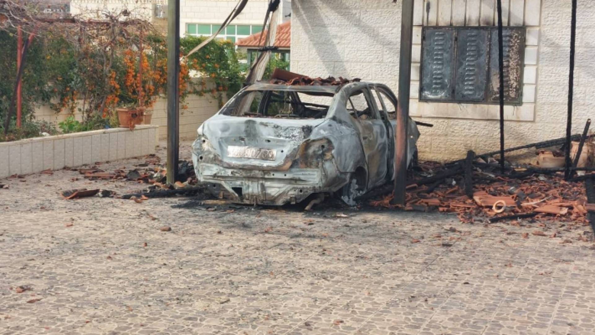 مركبة أحرقها مستوطنون في بلدة ترمسعيا في رام الله