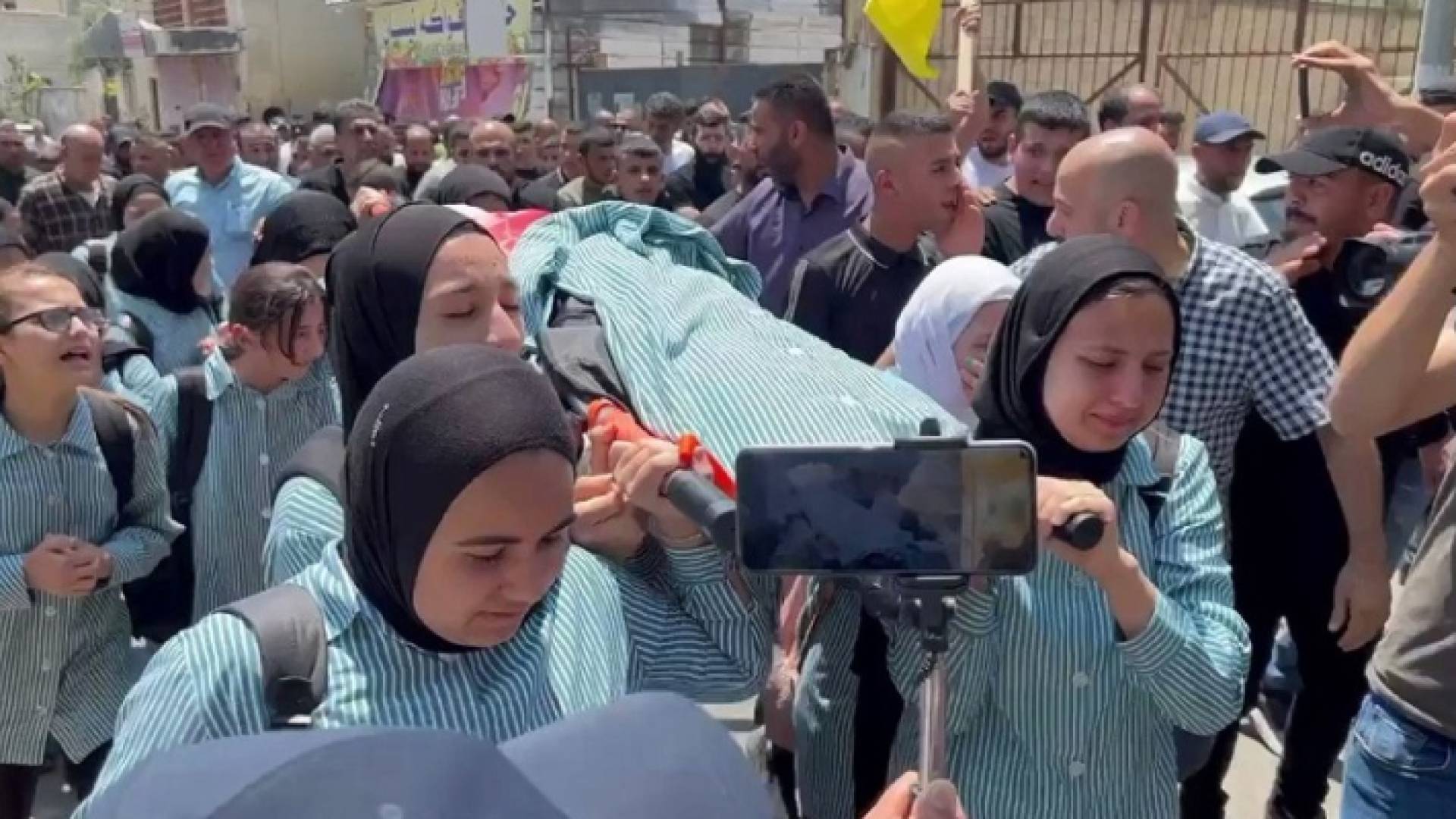 زميلات سديل يحملنها على الأكتاف