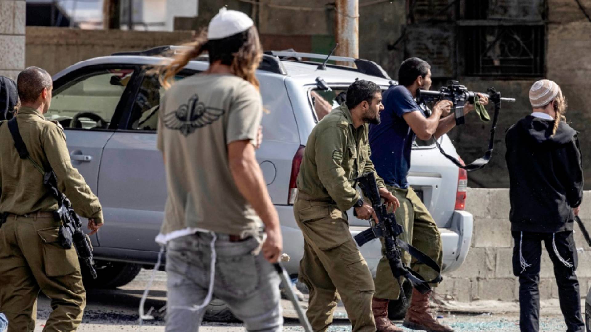 صورة أرشيفية لمستوطنين في إحدى المدن الفلسطينية