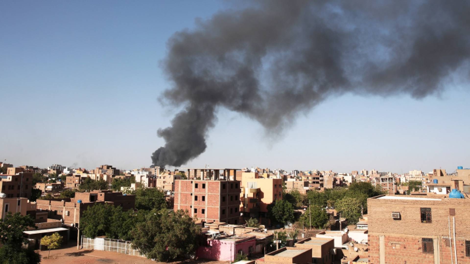 تصاعد أعمدة الدخان جراء الاشتباكات في السودان