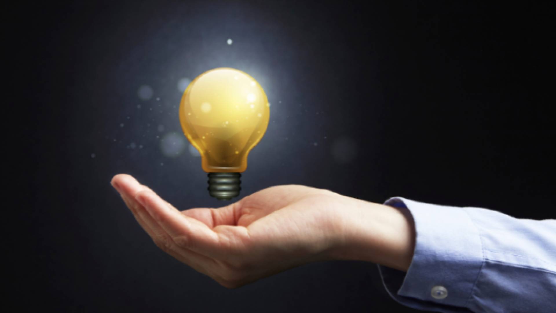 إنارة بيد شخص