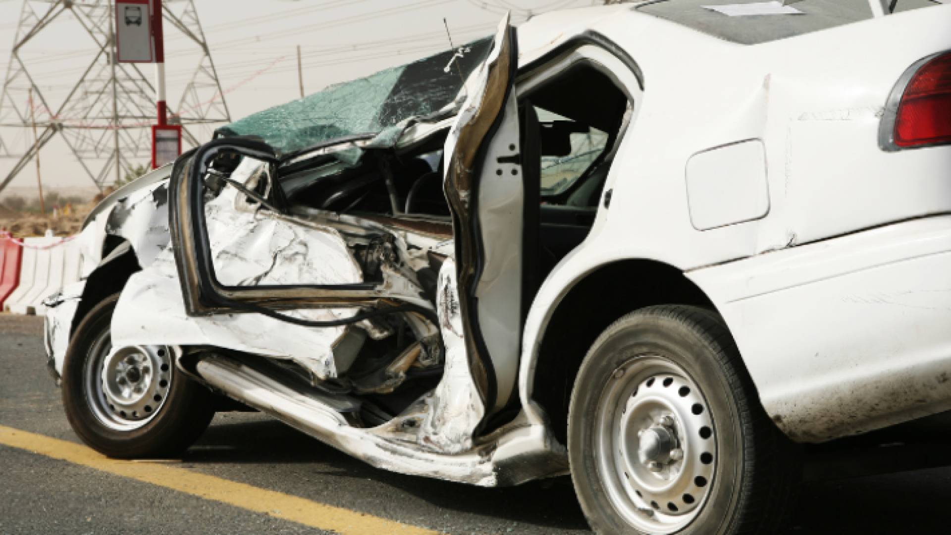 مركبة محطمة إثر حادث تدهور "أرشيفية"