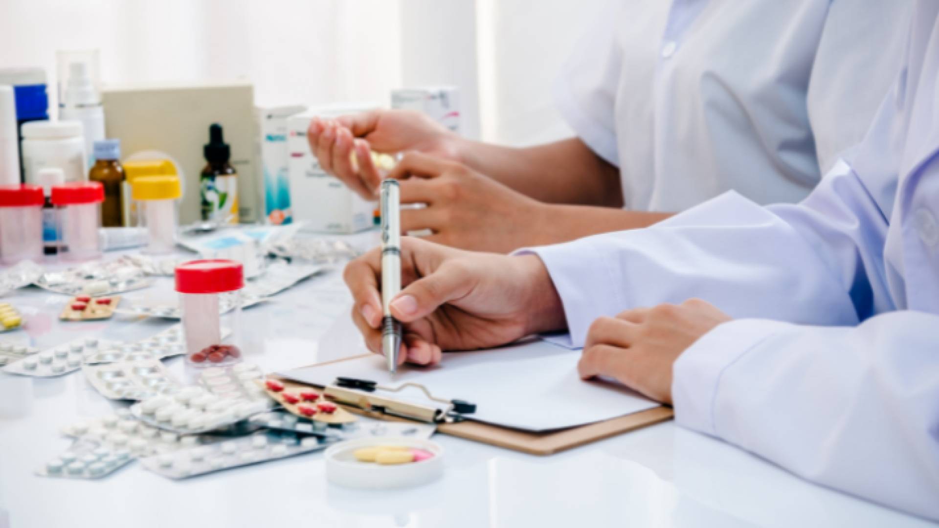 صيدلاني يسلم وصفة طبية لمريض