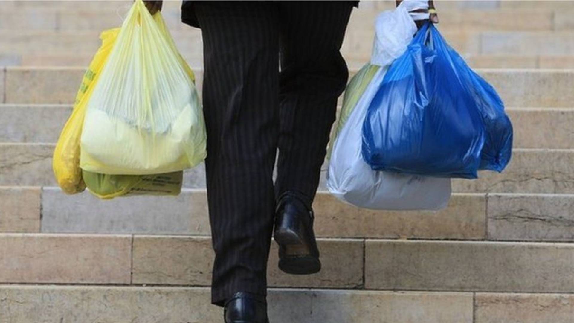 شخص يحمل أكياس