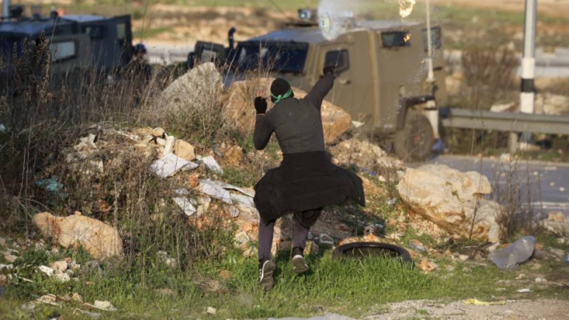 فلسطيني يواجه دورية عسكرية للاحتلال