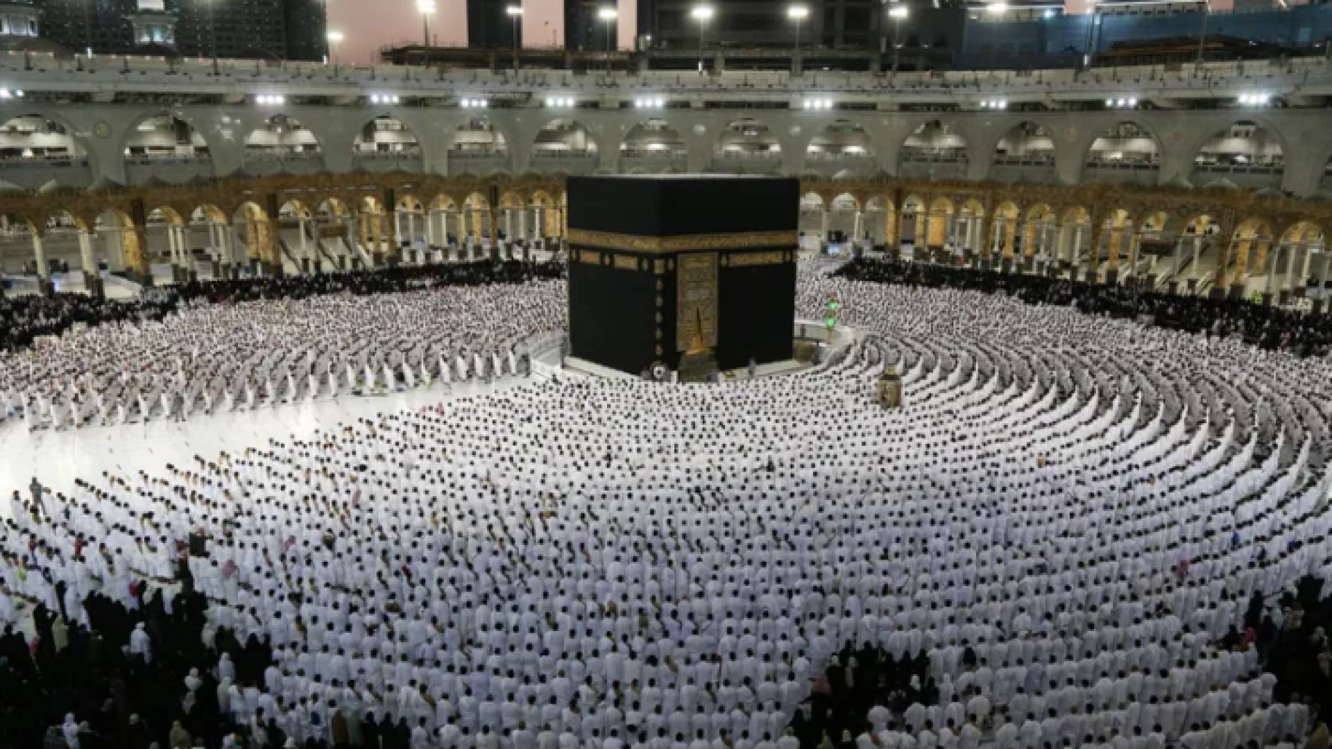 حجاج بيت الله الحرام يطوفون حول الكعبة المشرفة