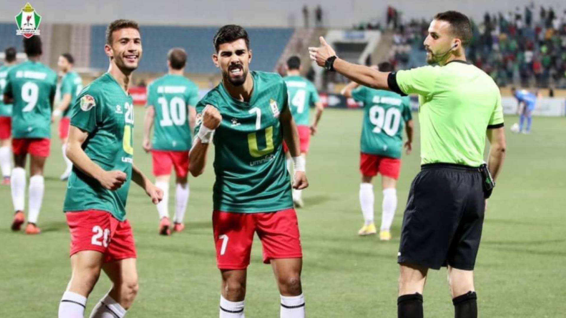 لاعبو الوحدات يحتفلون بهدف سابق