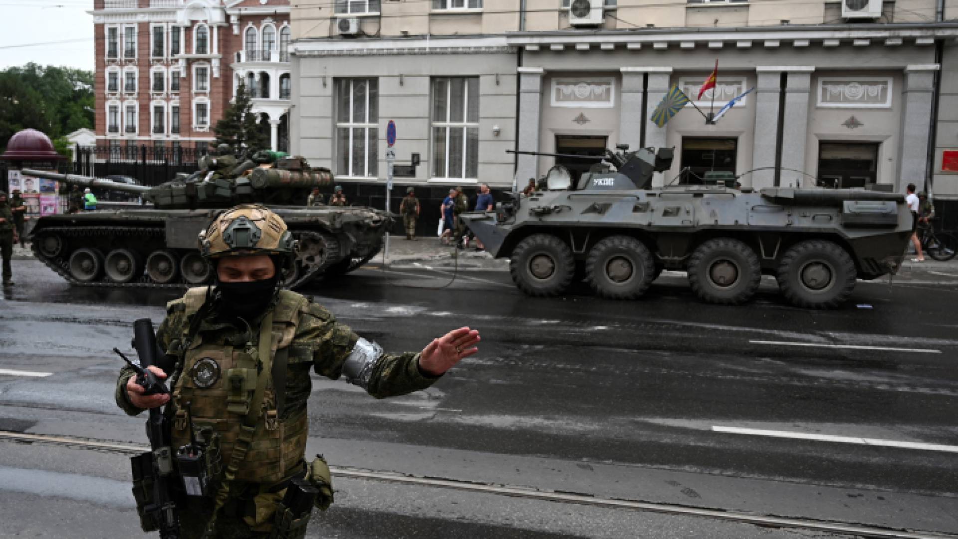 عسكري روسي خلال فرض الاجراءات الأمنية في موسكو