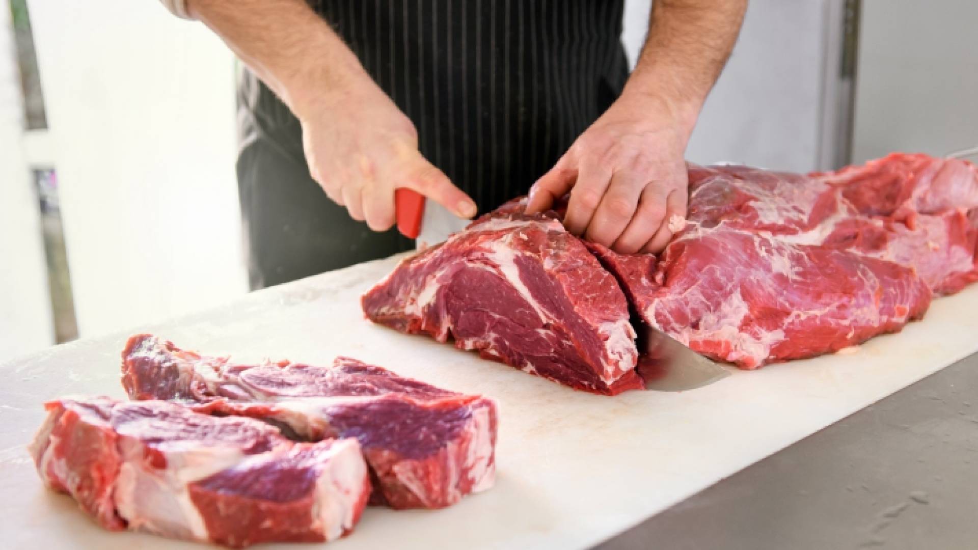 شخص يقطع اللحمة