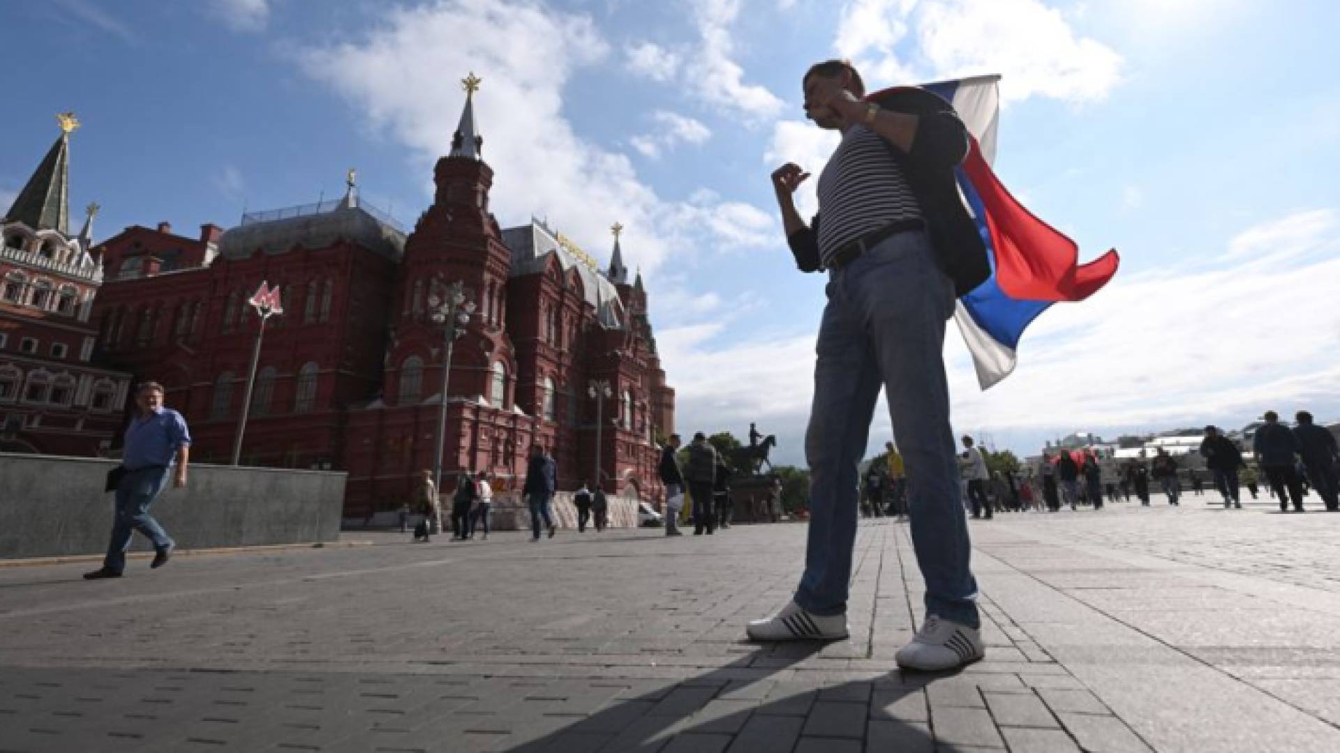 رجل يلوح بالعلم الوطني الروسي