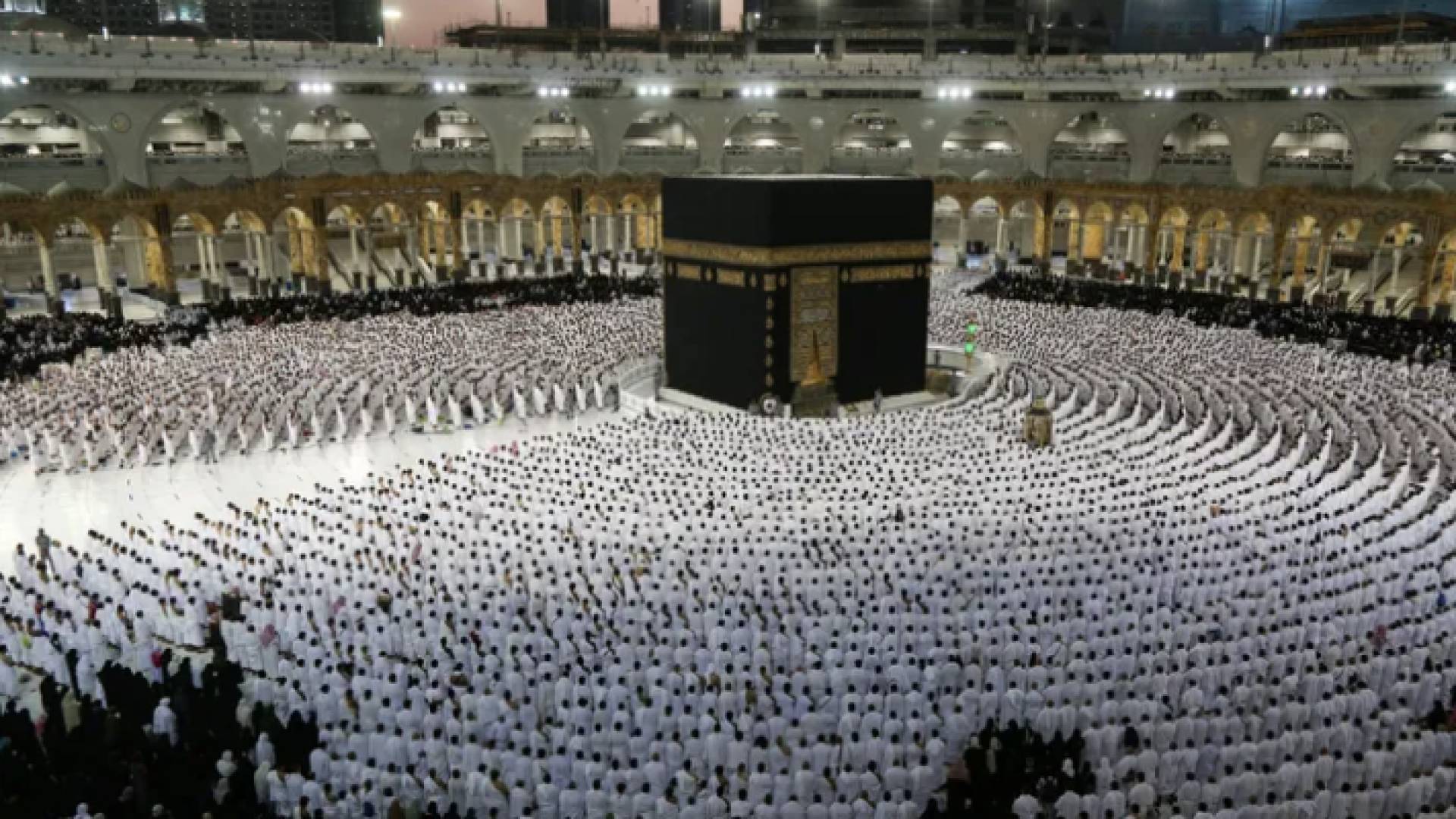 حجاج بيت الله الحرام يطوفون حول الكعبة المشرفة