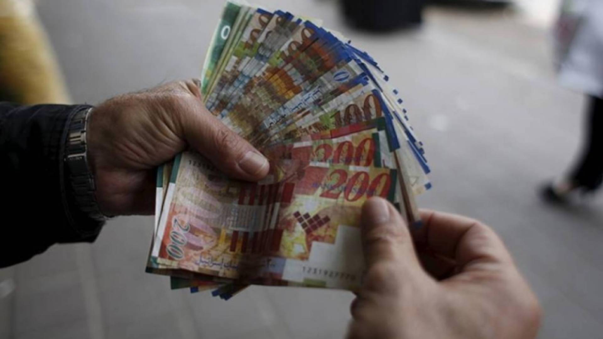 شخص يحمل نقود