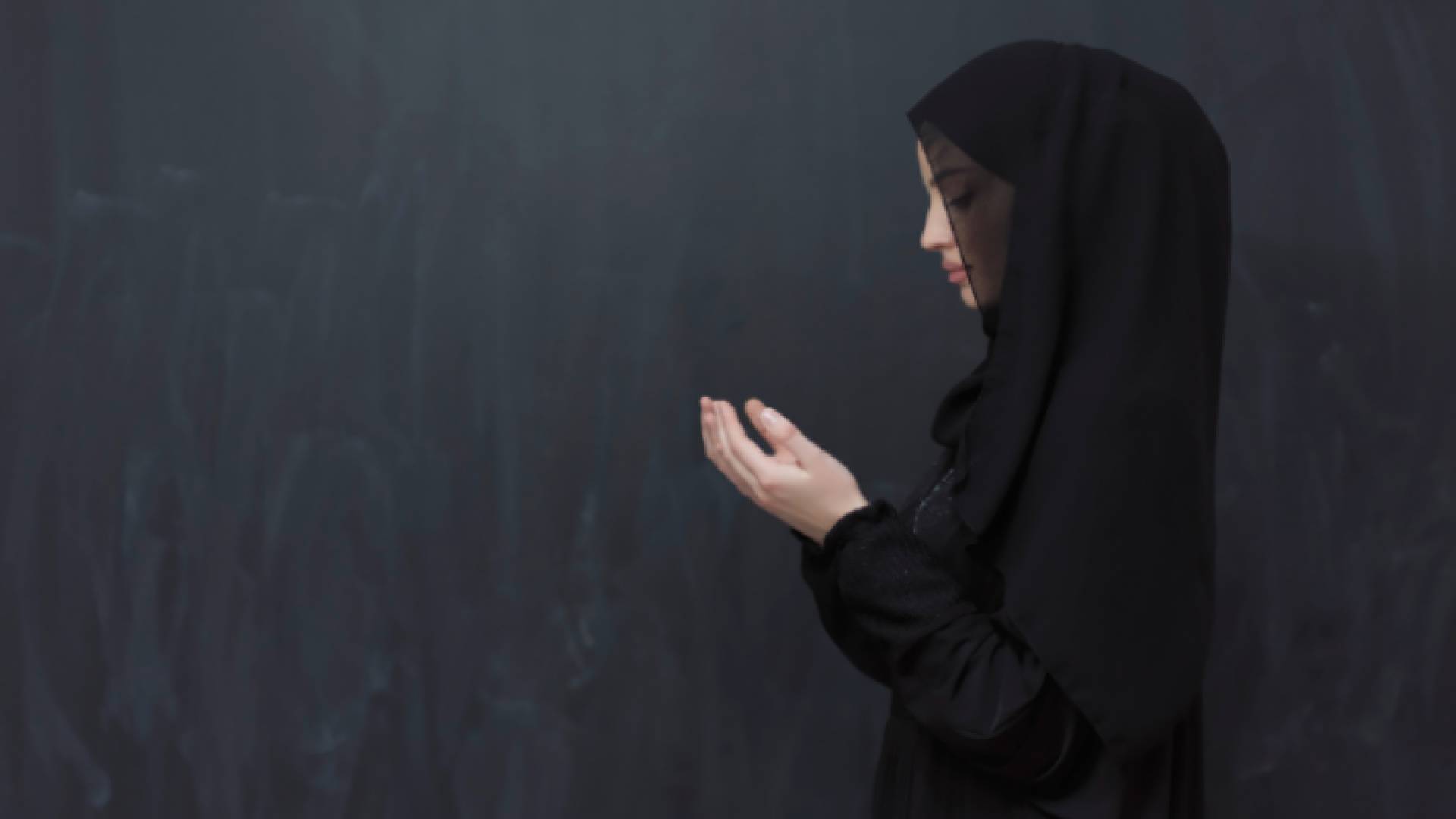 سيدة ترتدي حجاب