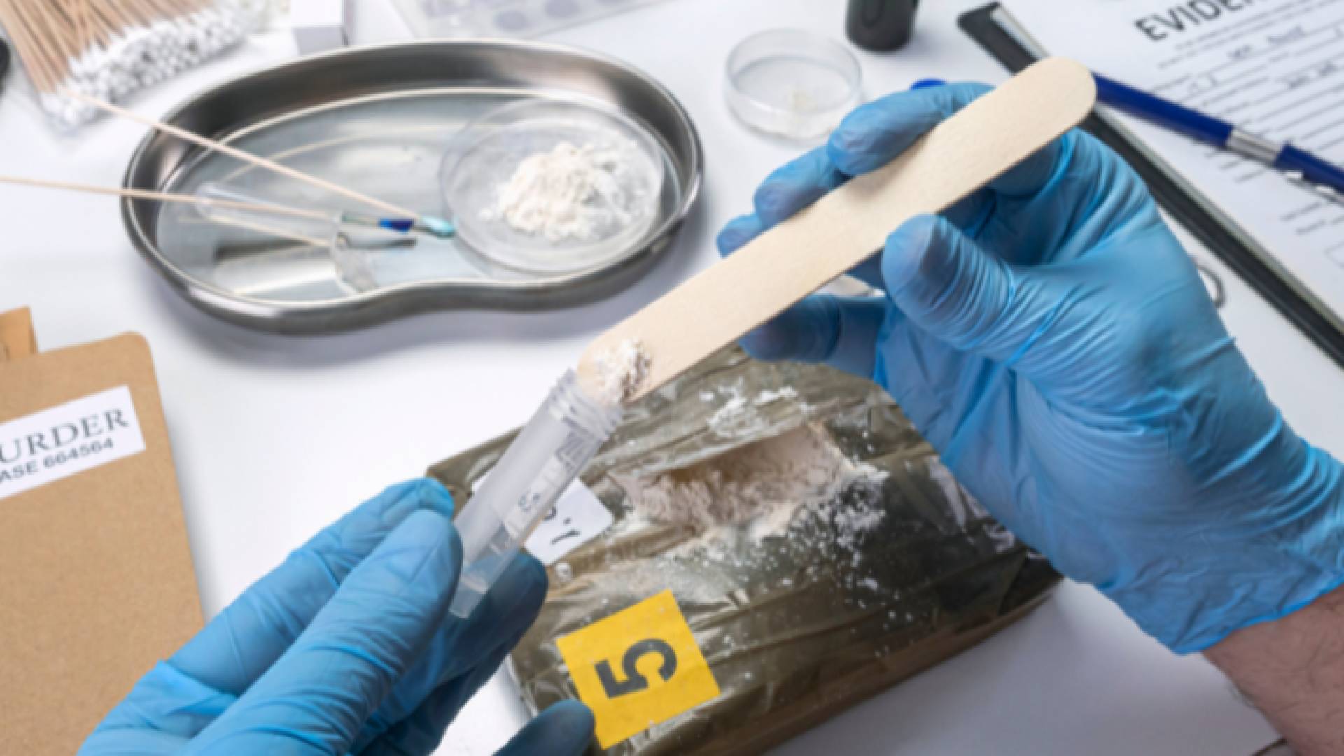 صورة تعبيرية لمختبر يتحقق من مواد مخدرة