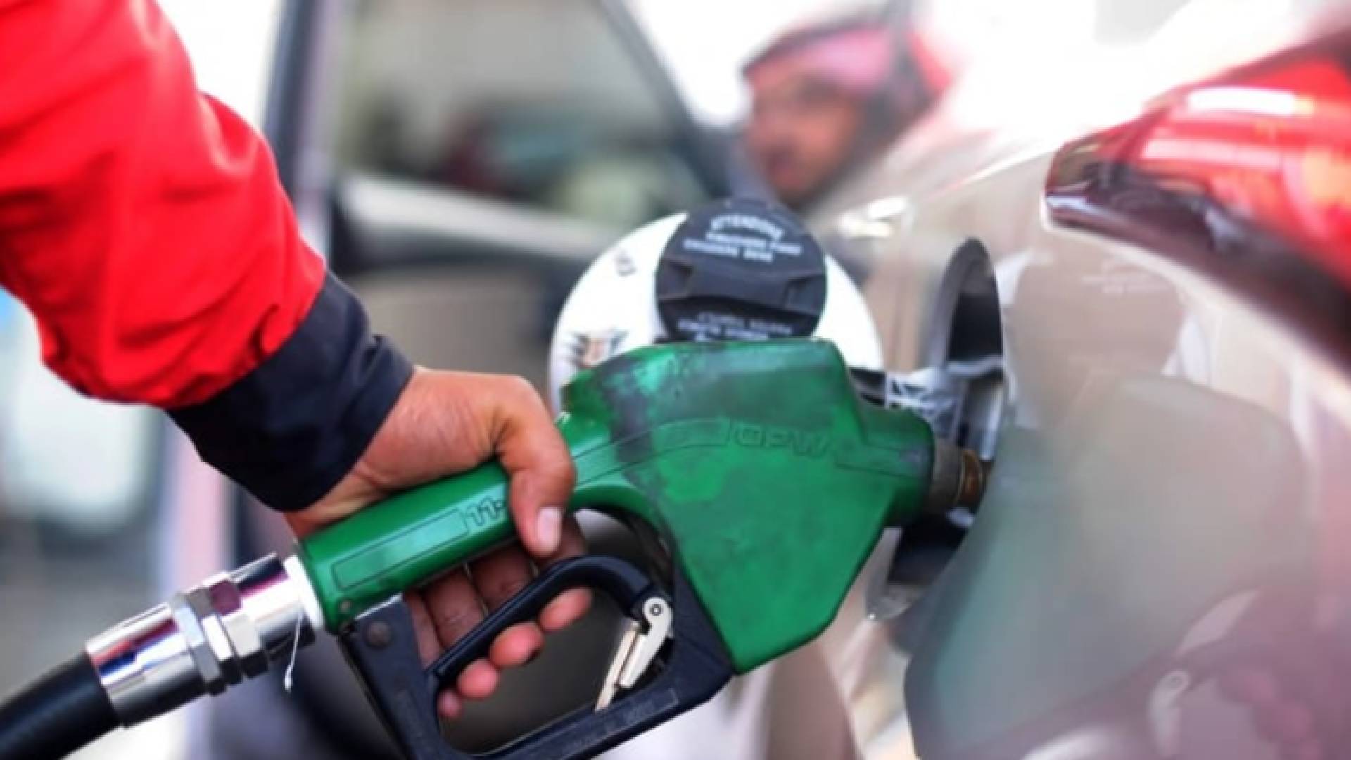 تعبئة مركبة بالبنزين