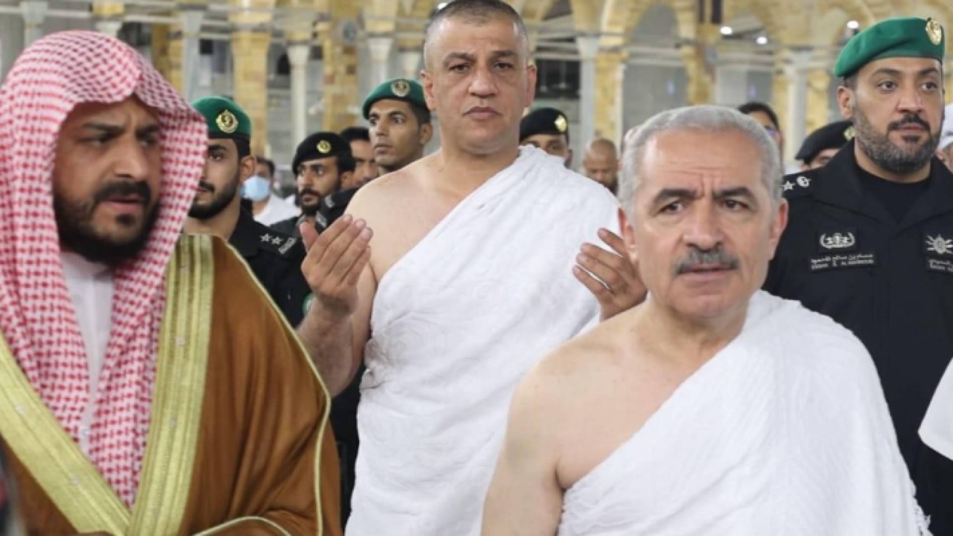 رئيس الوزراء الفلسطيني محمد اشتية أثناء وصوله مكة المكرمة
