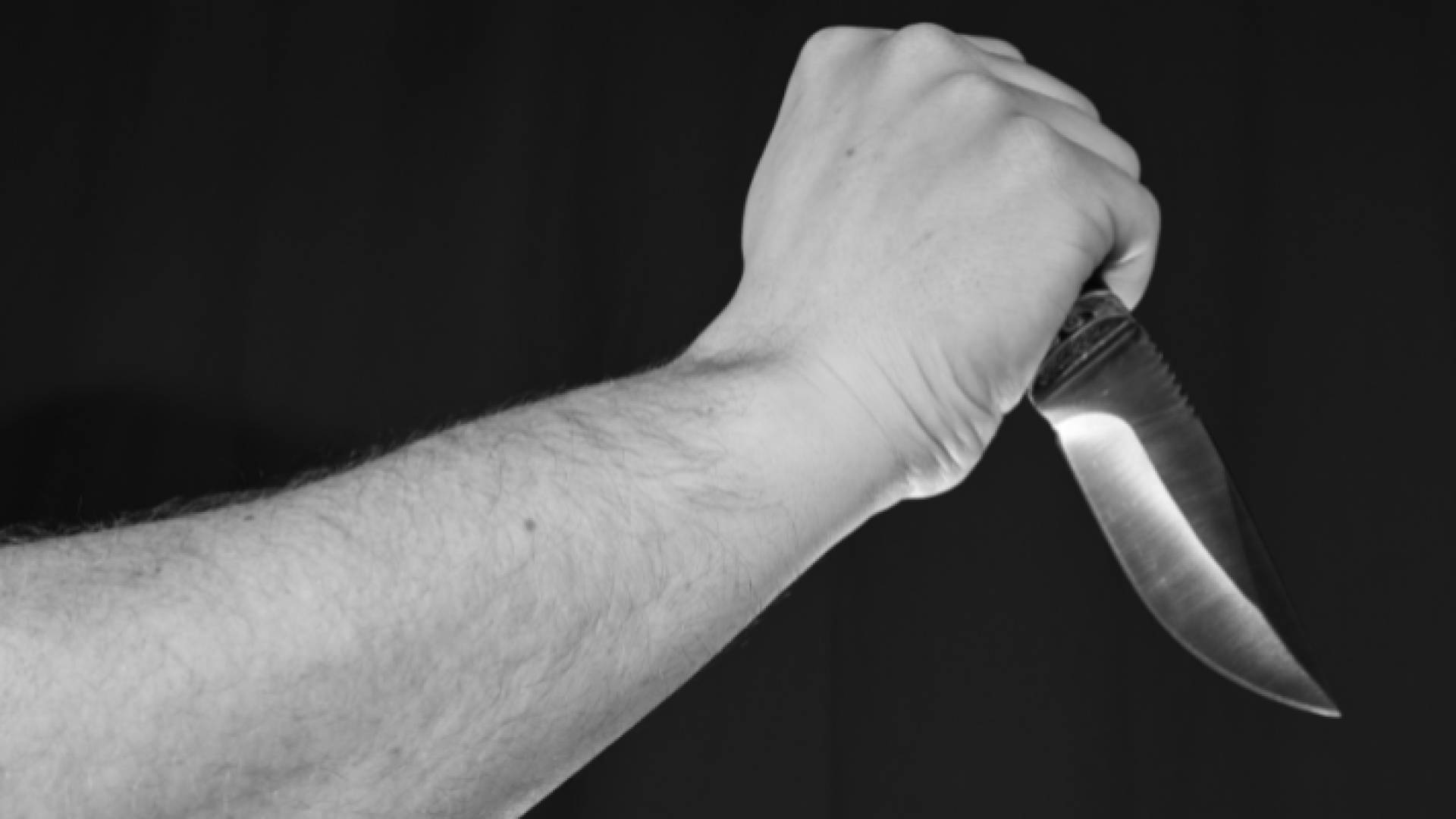 صورة تعبيرية لشخص يحمل سكين