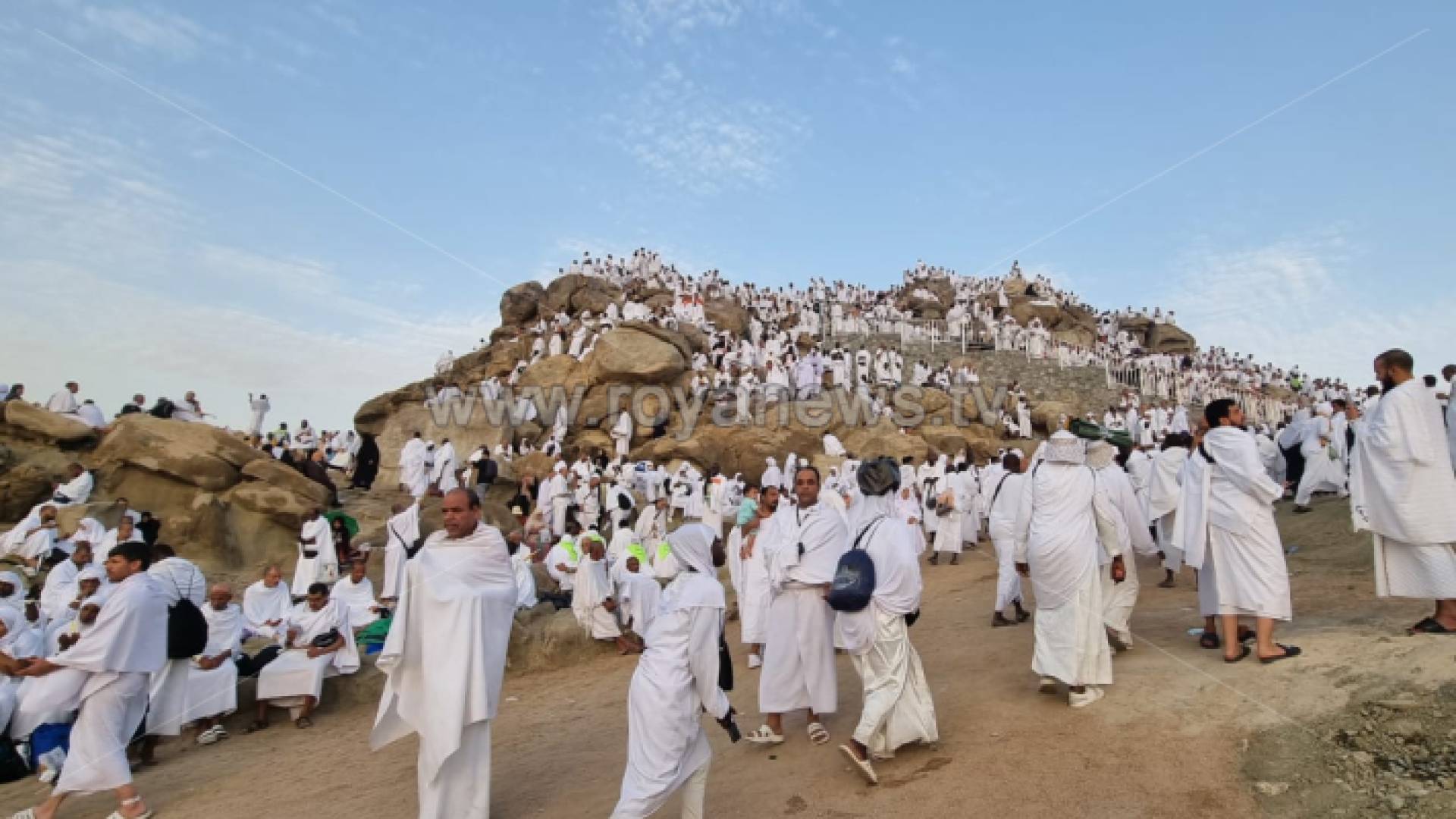 حجاج بيت الله الحرام يقفون على صعيد عرفات