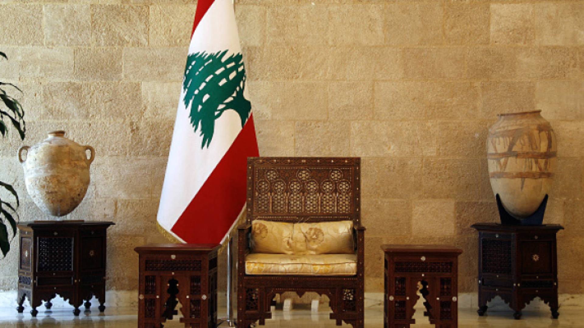 مقعد وعلم لبنان - تعبيرية