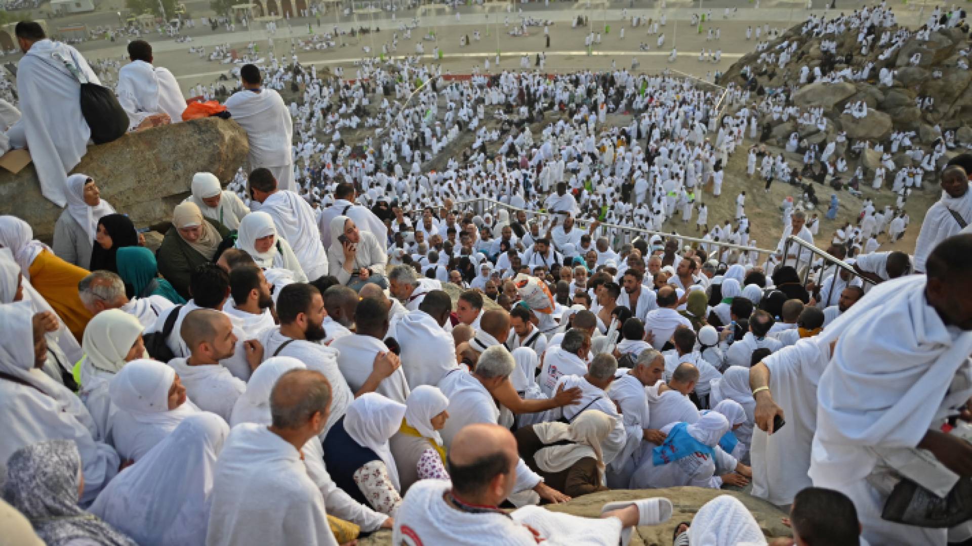 حجاج يقفون على صعيد عرفات