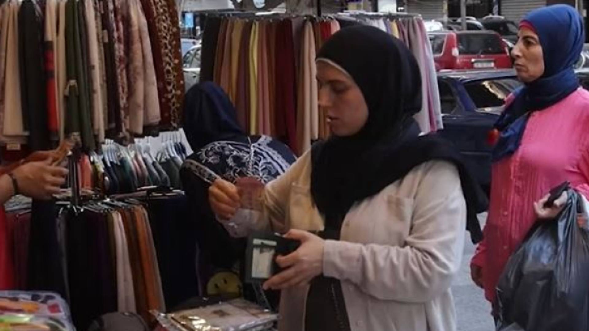 لبنانية تشتري حاجيات العيد