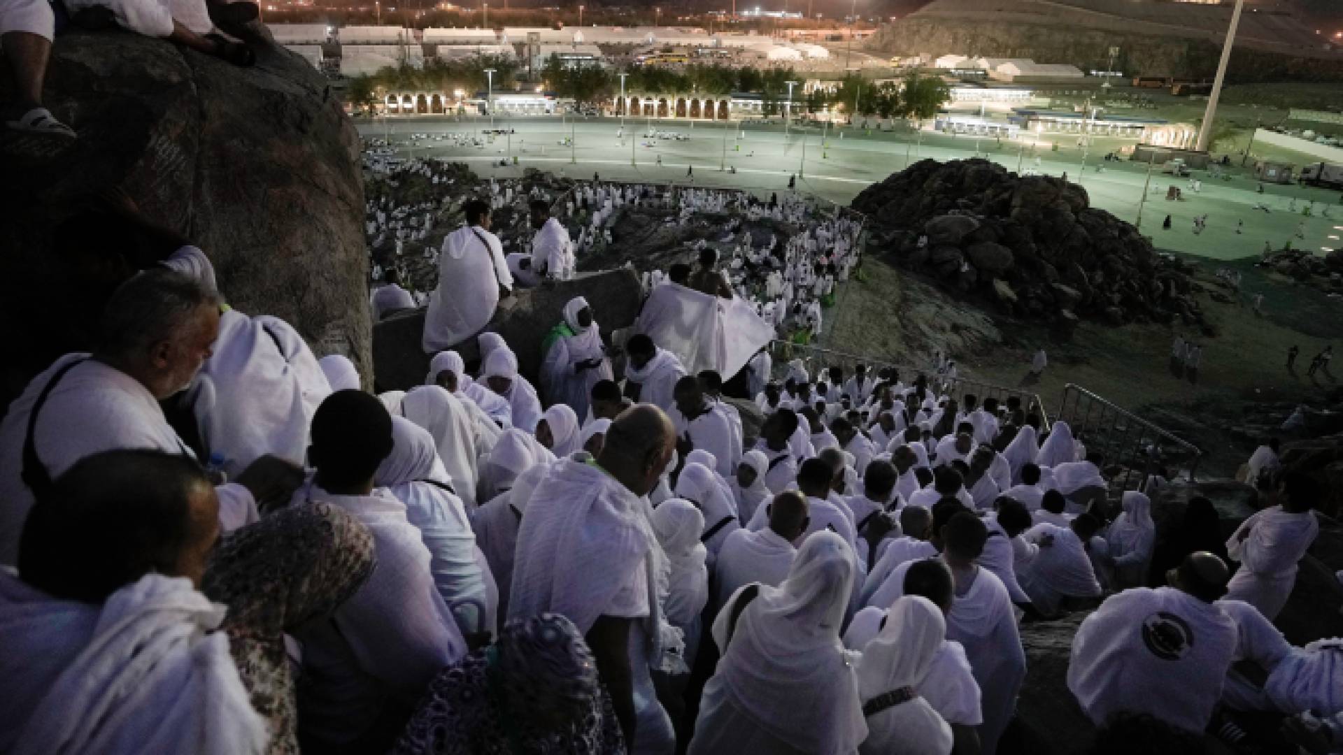 حجاج بيت الله الحرام على مشعر عرفات