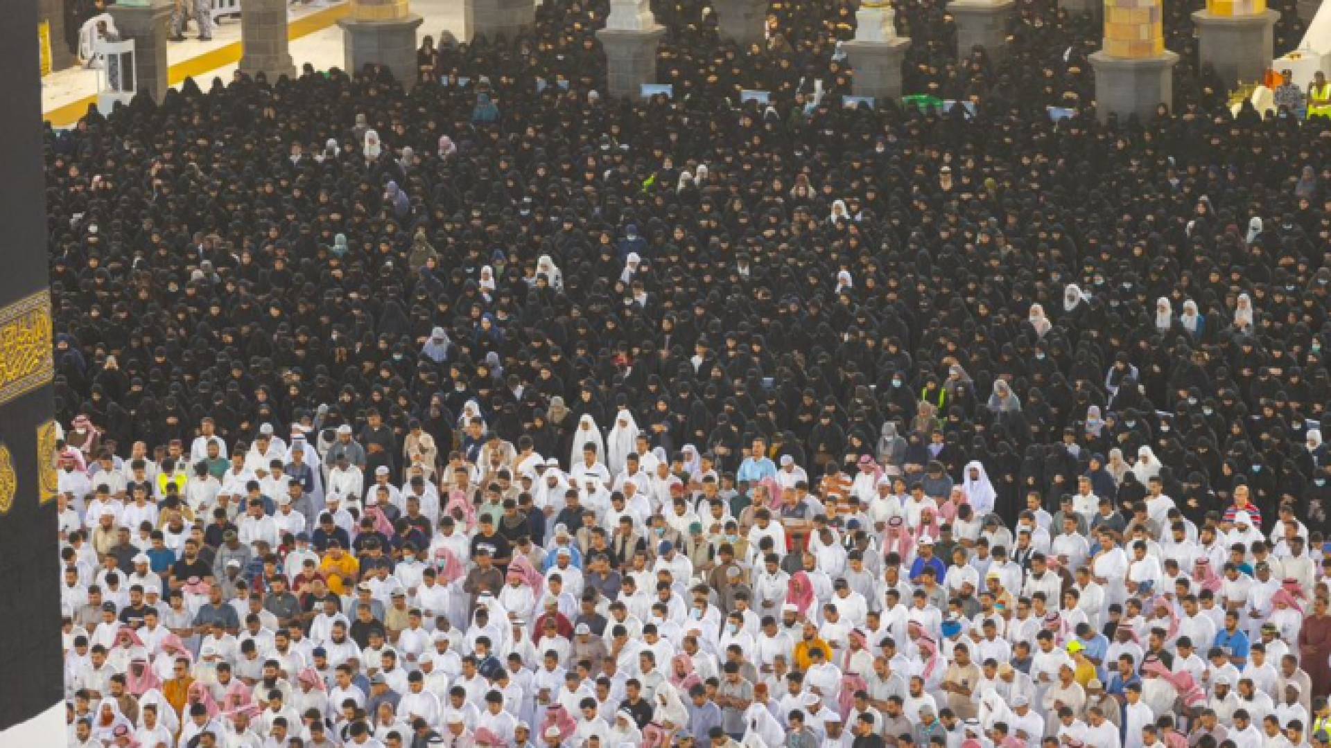 نساء مكة بالقرب من الكعبة المشرفة