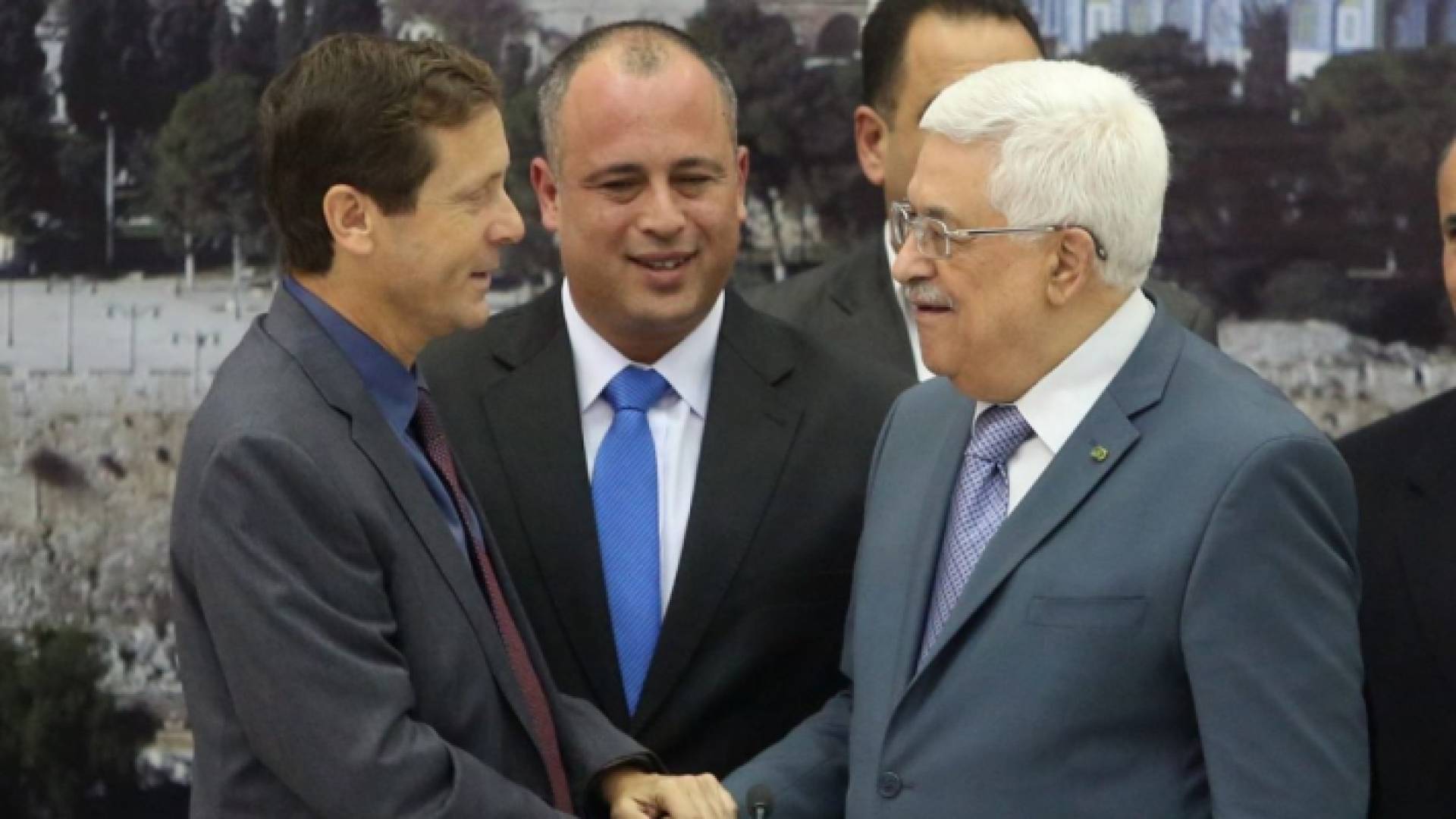 الرئيس الفلسطيني محمود عباس ورئيس كيان الاحتلال يتسحاق هرتسوغ