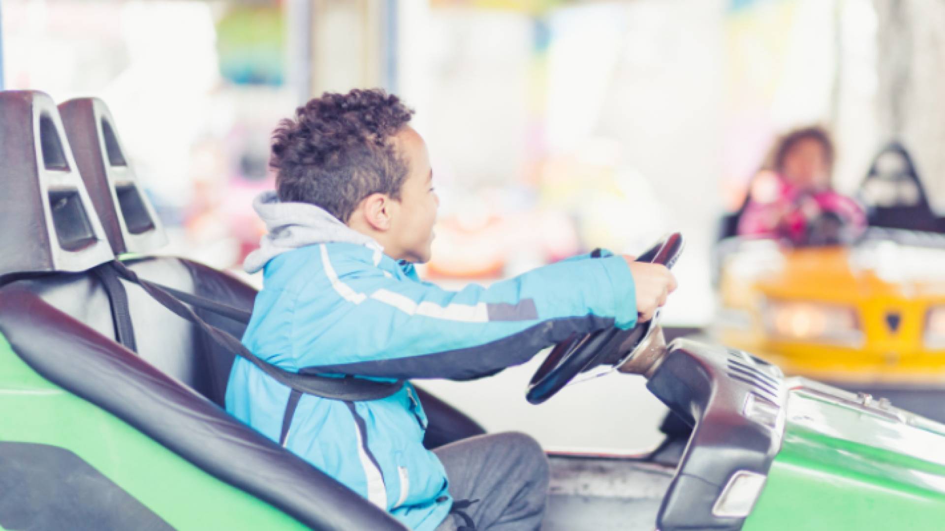 طفل يلعب بمدينة ألعاب