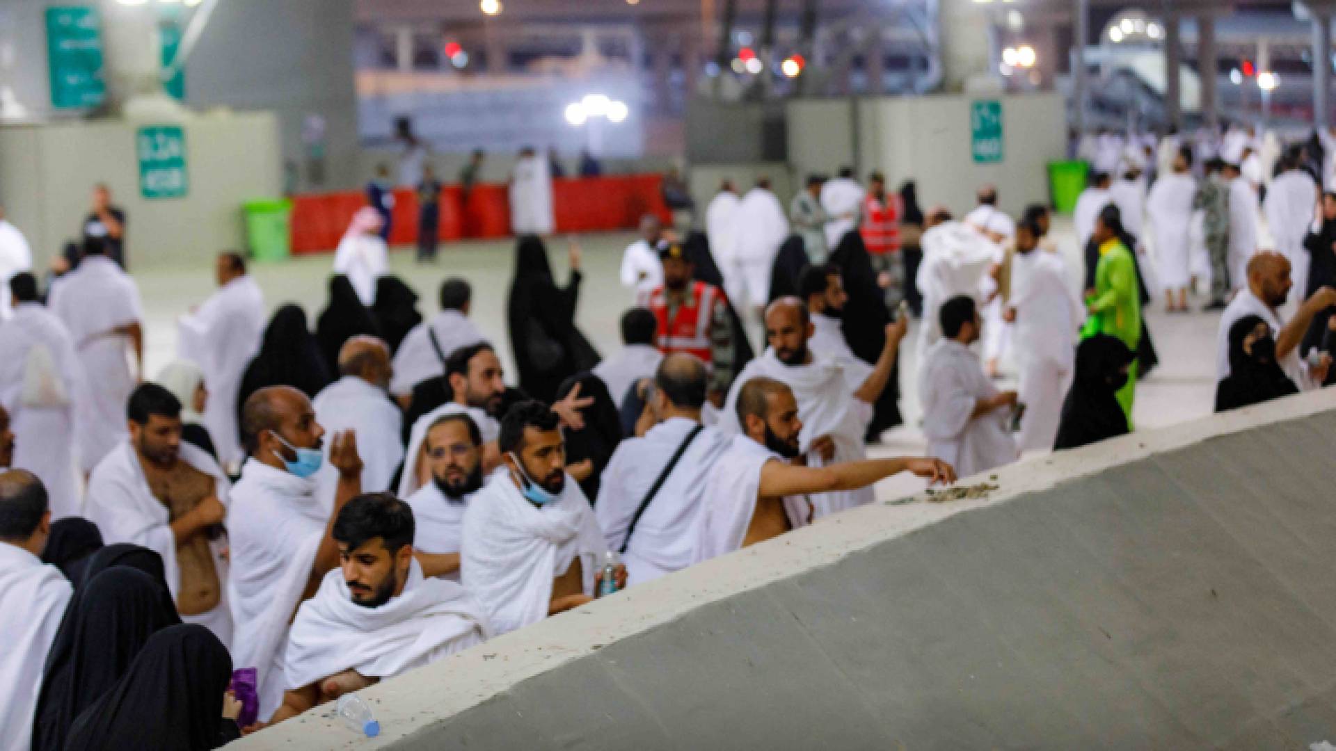 حجاج بيت الله الحرام يرمون الجمرات