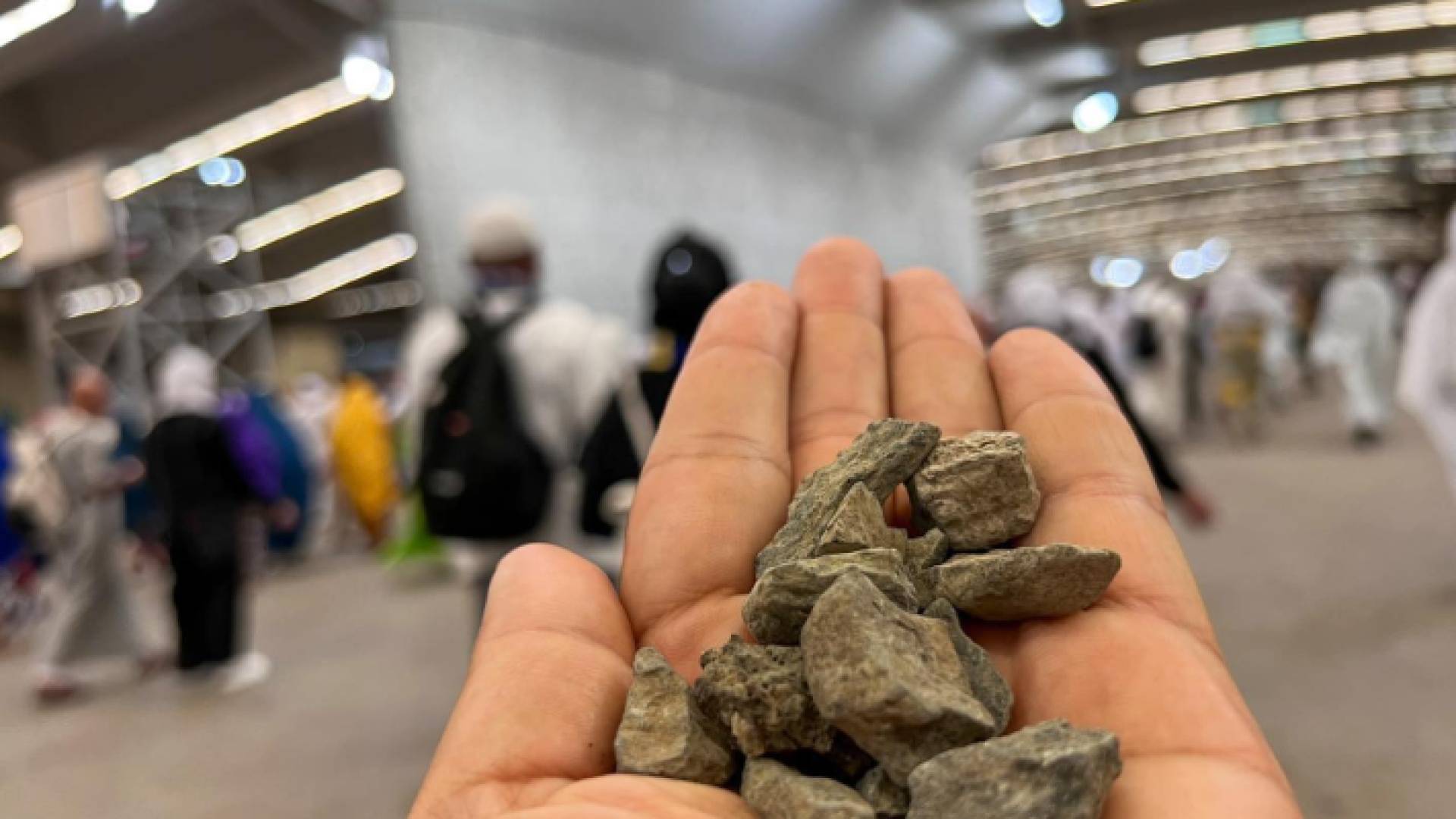 حاج يحمل جمرات في يده