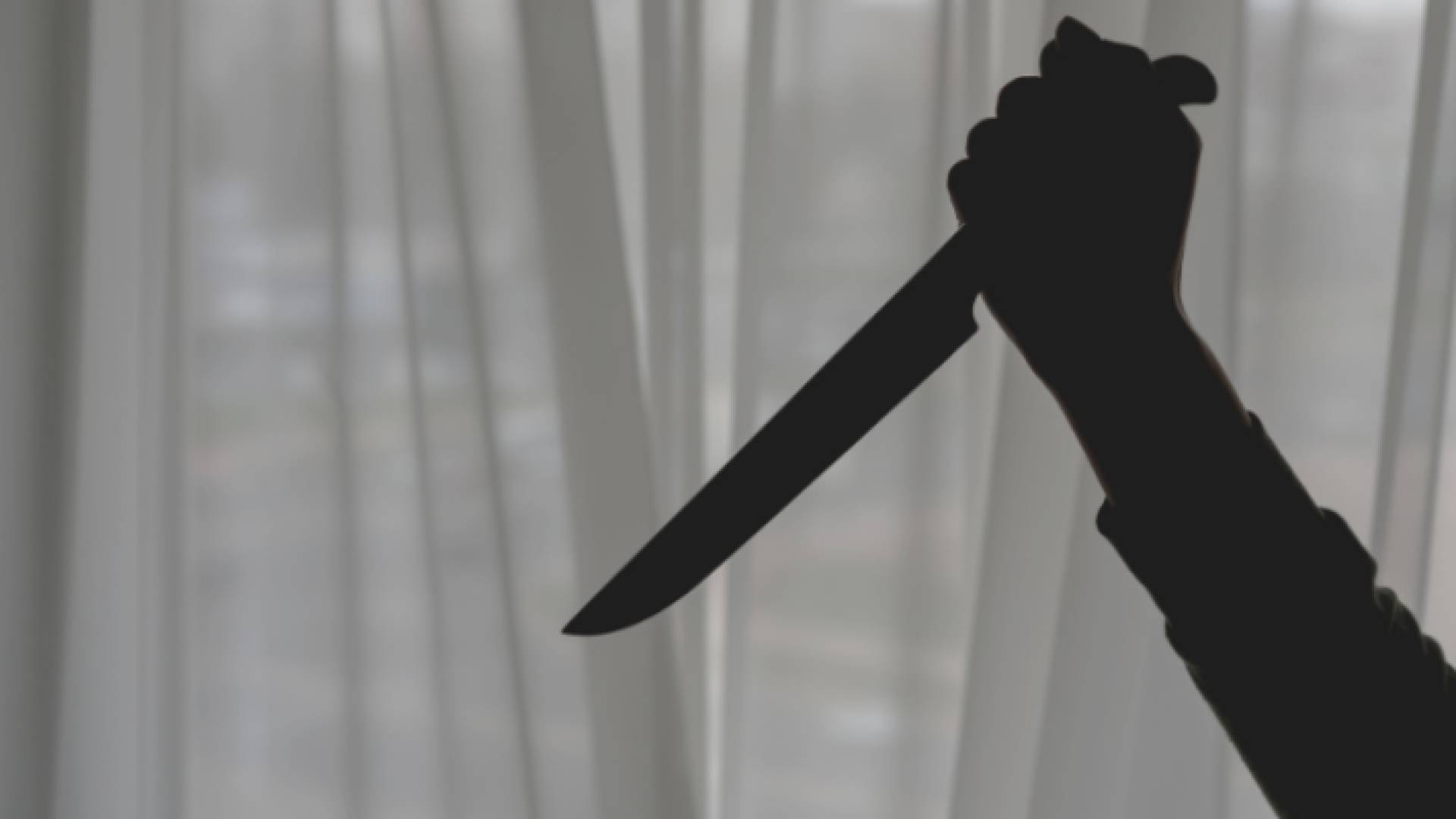 شخص يحمل سكين - تعبيرية