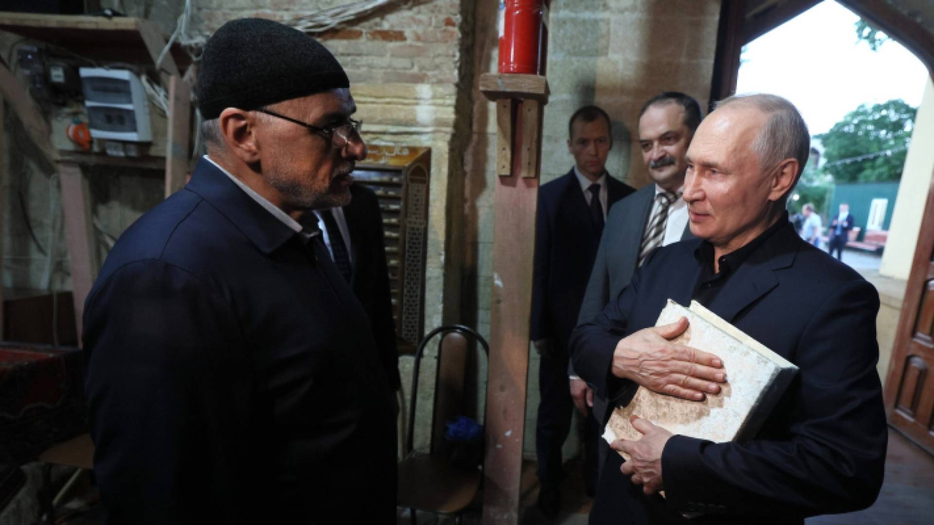 بوتين يحتضن نسخة من القرآن الكريم