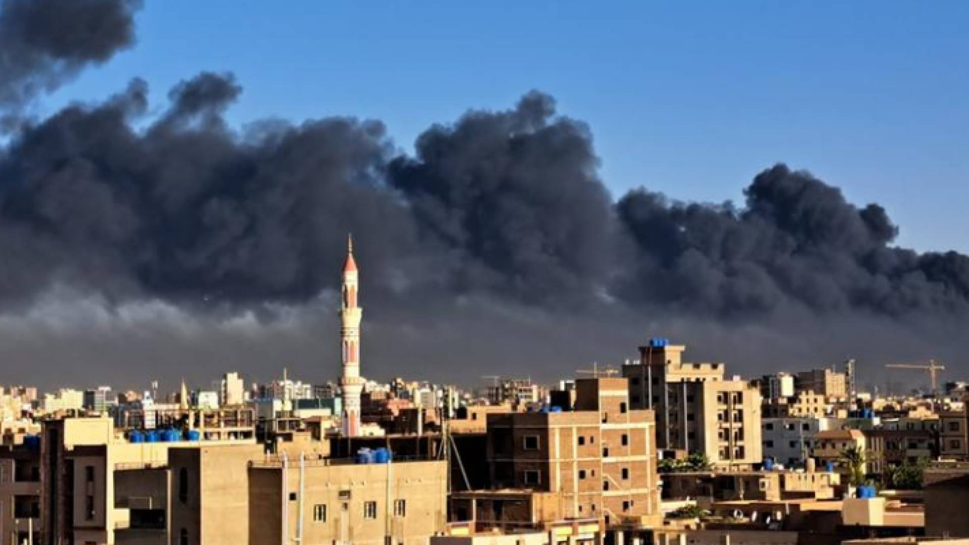 أعمدة الدخان تتصاعد من مبان إثر الصراع في السودان