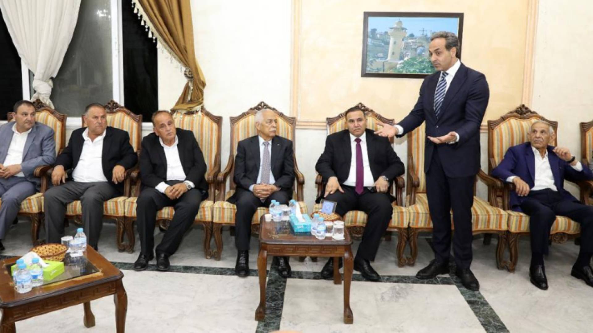 معزون يتوسطهم رئيس الديوان الملكي في بيت عزاء والدة المحامي القطيشات