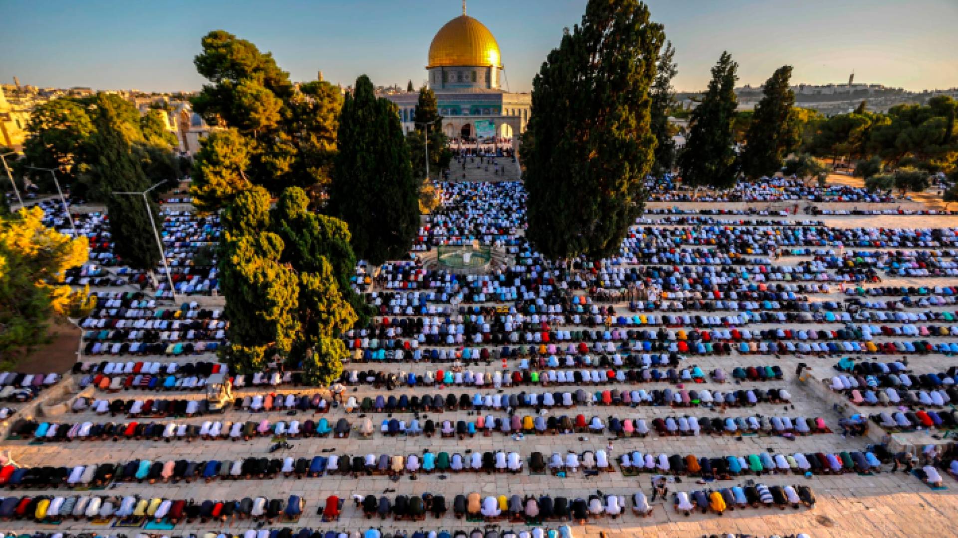 مصلون يؤدون صلاة الجمعة في المسجد الأقصى