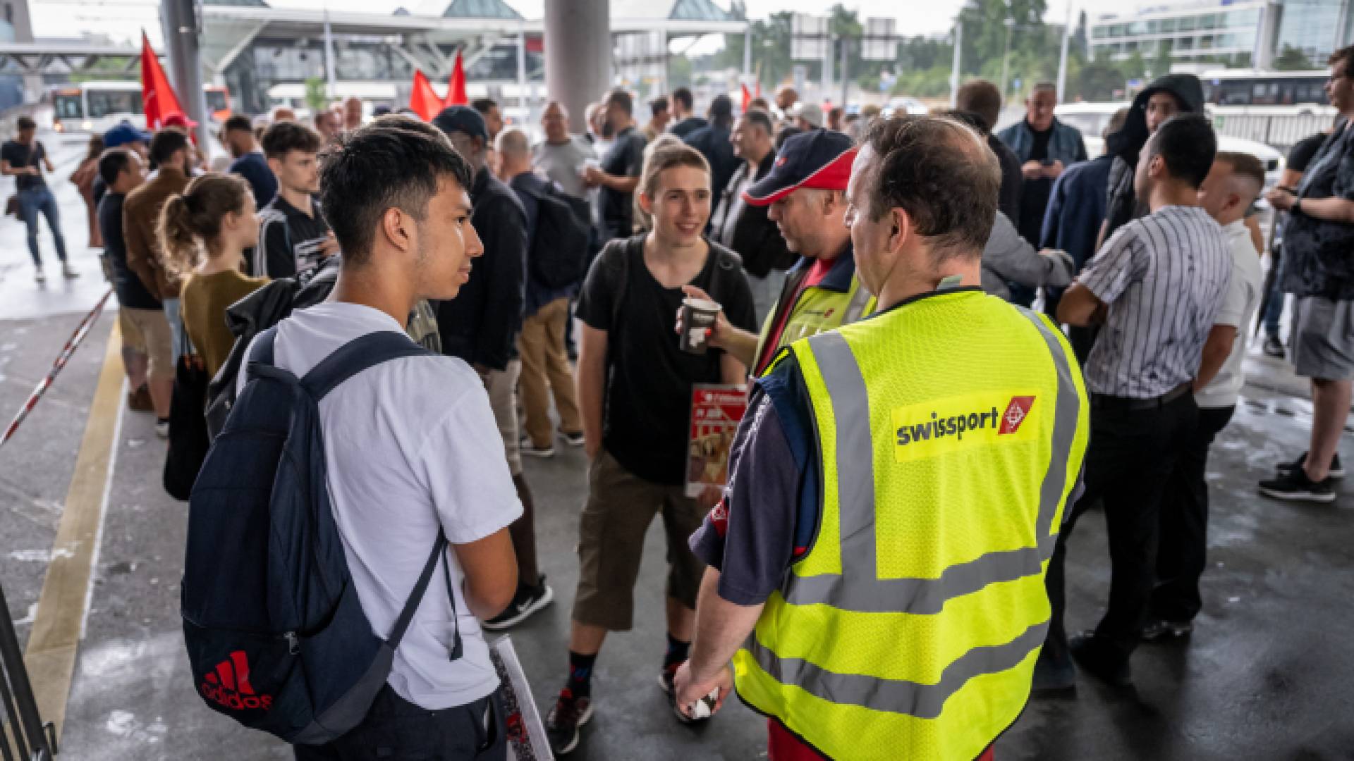 مسافرون في مطار جنيف الدولي