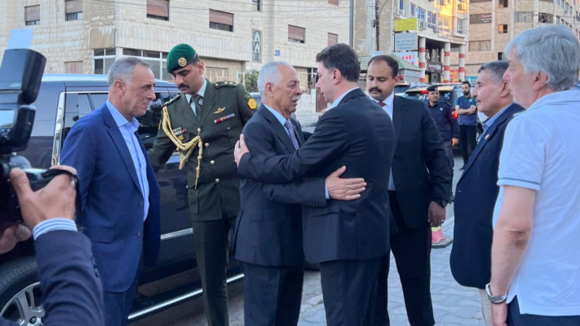 العيسوي أثناء تقديم واجب العزاء للنائب الأسبق أمجد المسلماني