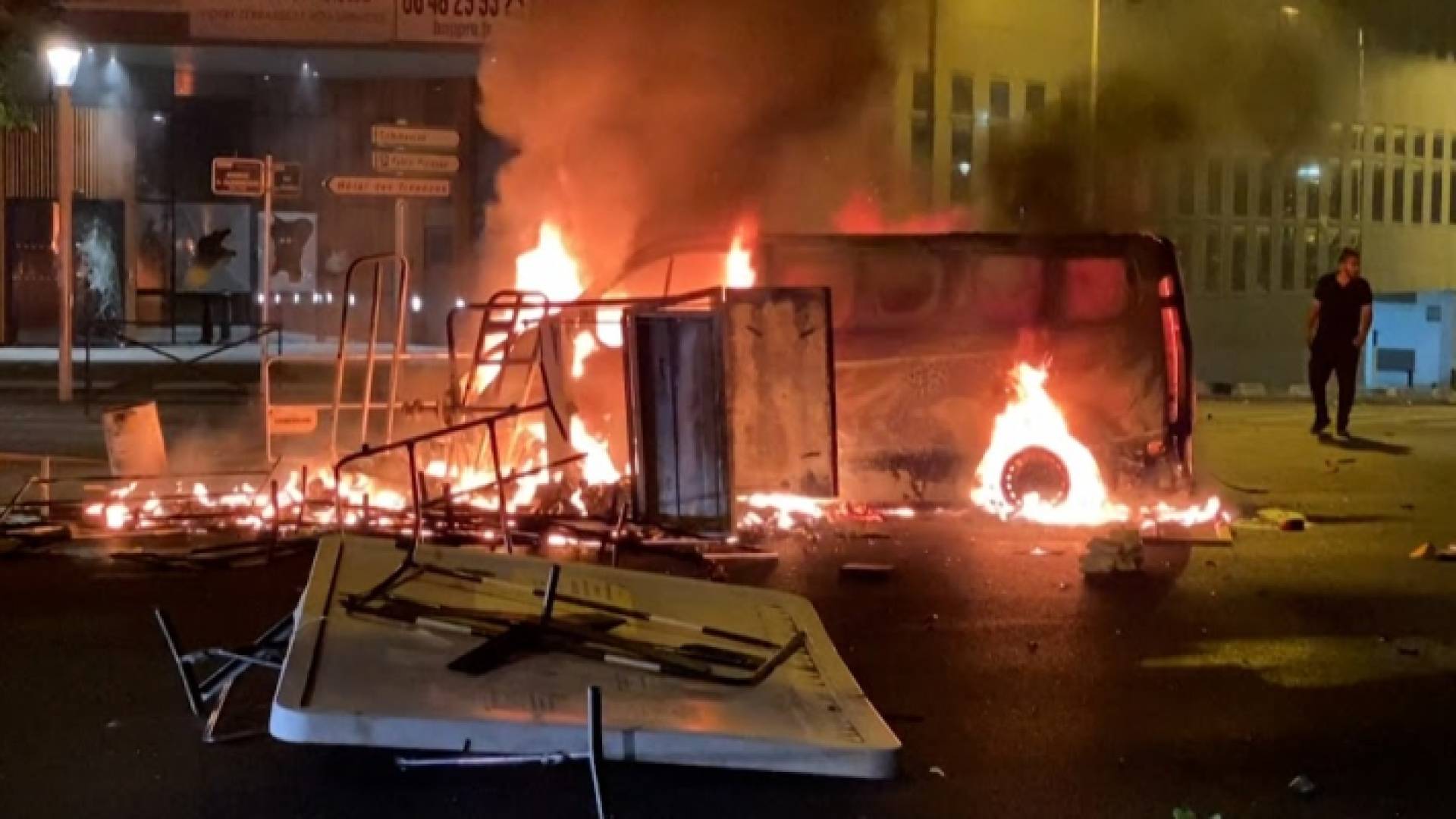 أعمال شغب في فرنسا عقب مقتل فتى على يد رجل امن