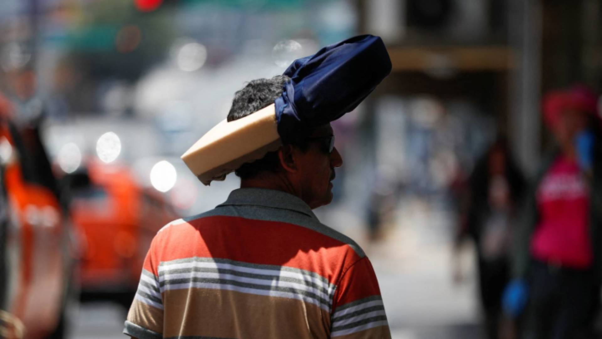 مكسيكي يرتدي قبعة بسبب موجة الحر