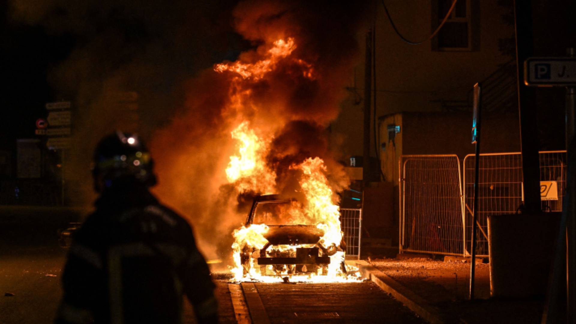 حرق مركبة في فرنسا إثر مقتل فتى على يد رجل أمن