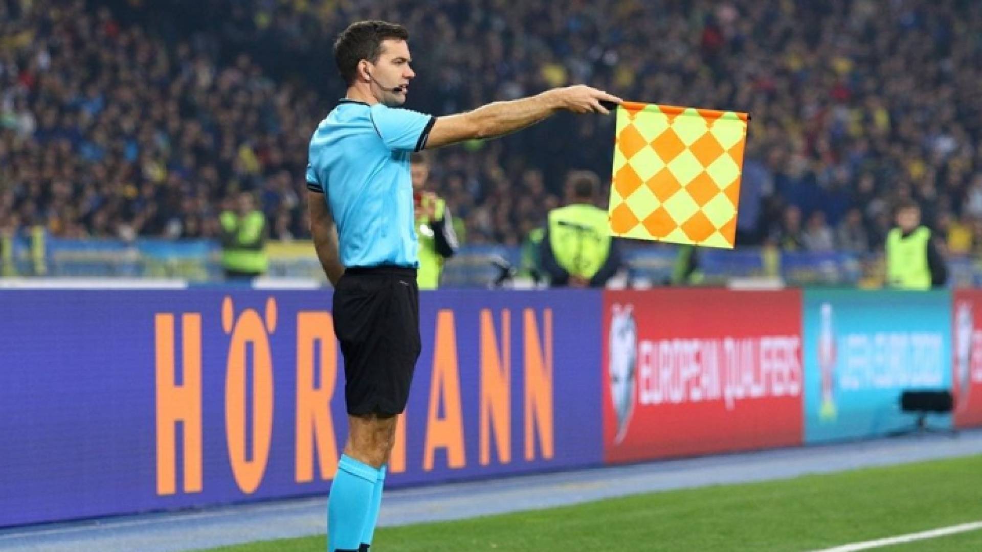 حكم بمباراة كرة قدم