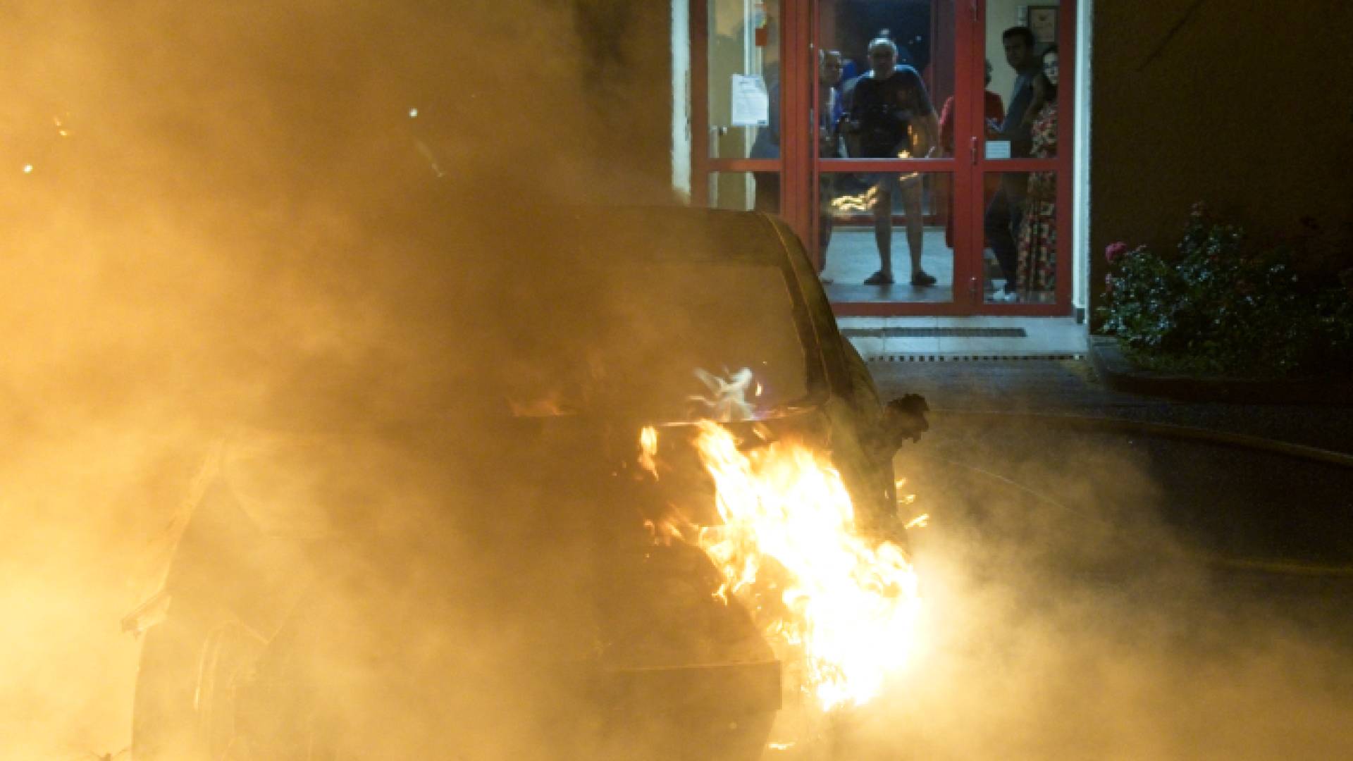 مركبة تلتهمها النيران في العاصمة الفرنسية باريس