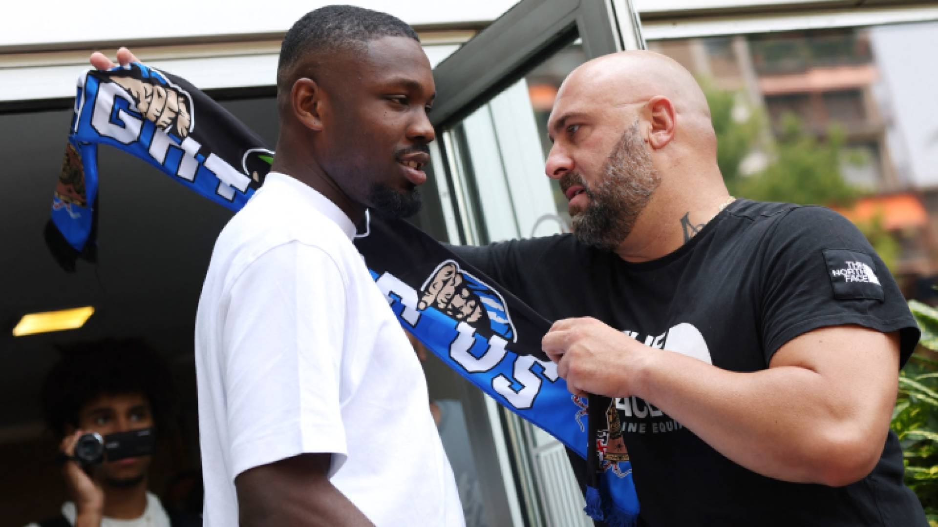 اللاعب قبل توقيع العقود