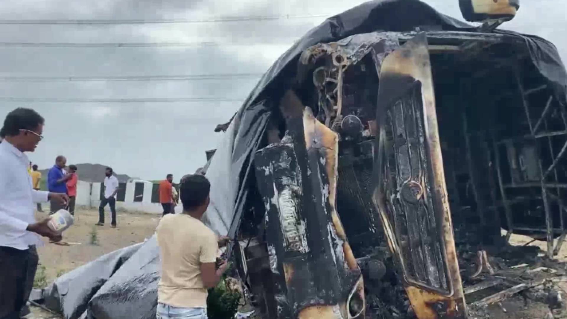 جانب من حريق الحافلة التي التهمتها النيران في الهند