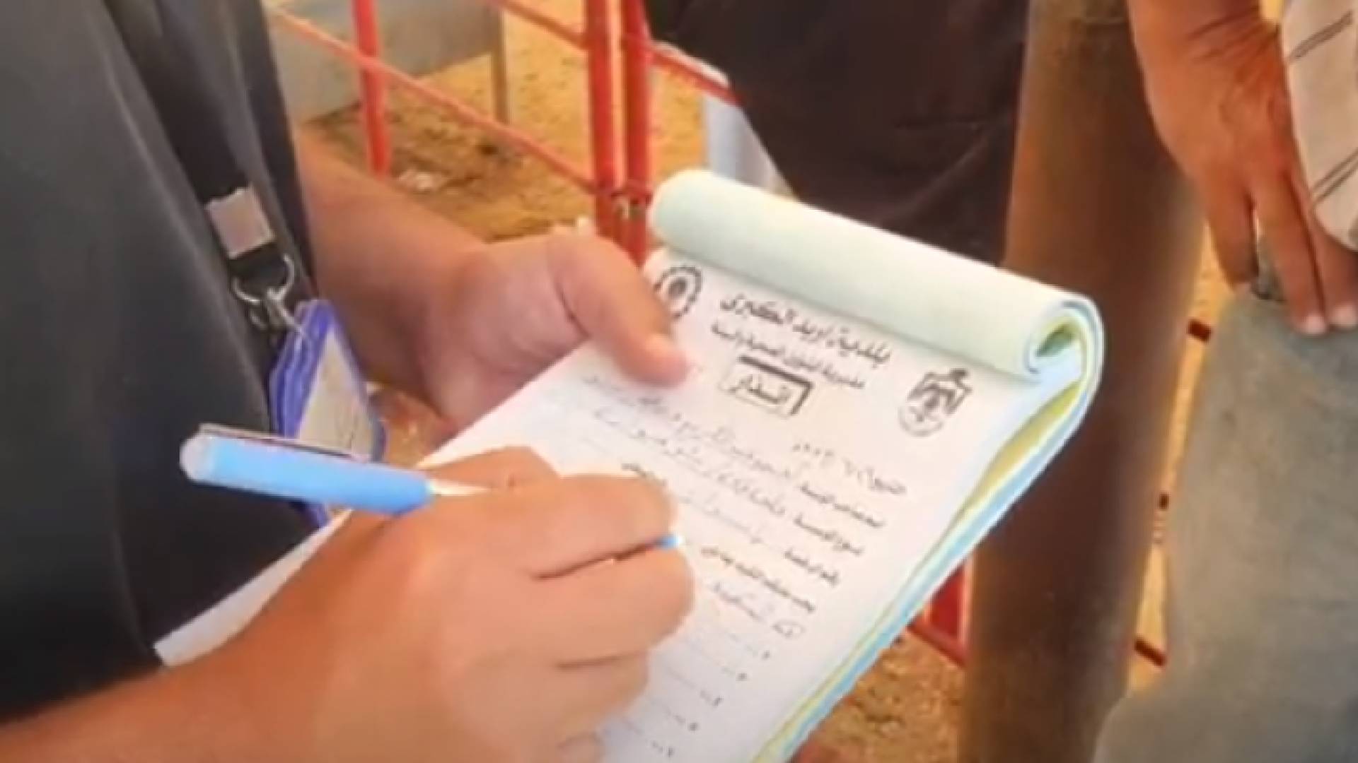 مخالفة تحرر لصاحب حظيرة لبيع الأضاحي في إربد